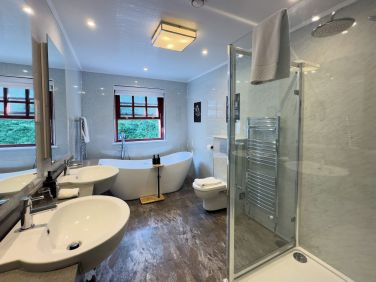 Luxury large bathroom en-suite.