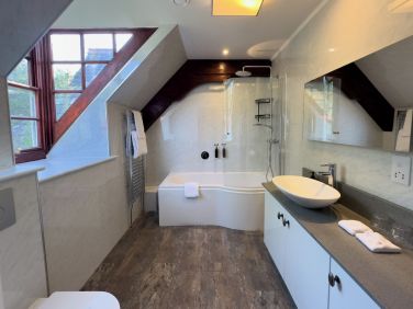 Bathroom en-suite.