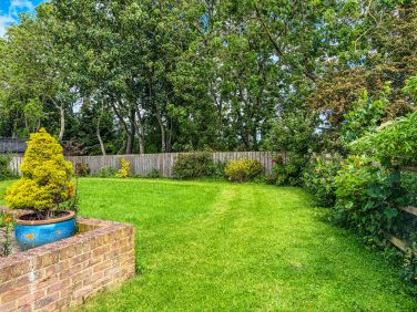 Large fully fenced dog friendly garden
