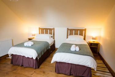 1st Upstairs twin bedroom (bed can be linked)