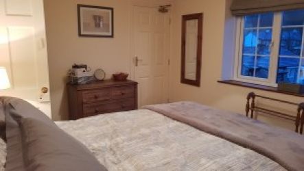 Front bedroom - kingsize bed