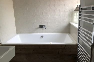 Upstairs ensuite bathroom