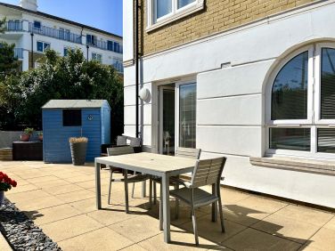 Patio with exclusive access from the lounge