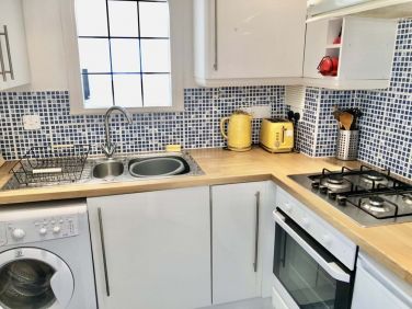 Fully equipped kitchen with washing machine, hob and oven
