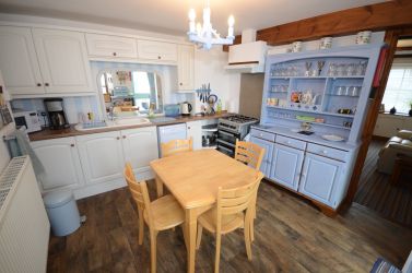 Fully equipped kitchen with seating for 4