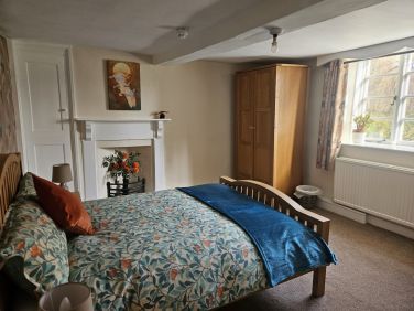 'Rest Nest' features a comfy double bed, a single bed and fabulous gold wallpaper