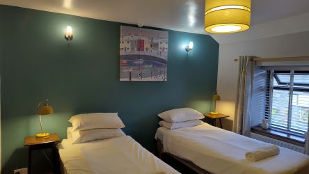 The super king as a twin (newly painted wall)