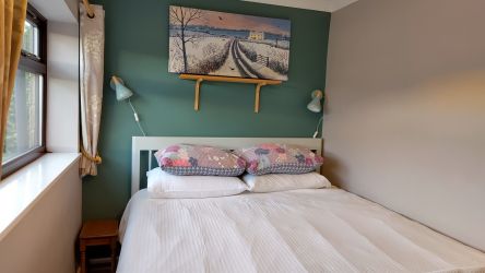 Back bedroom (European king 160cm x200cm)