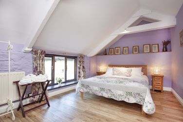 Barn, Upstairs, Tallet Wing - Rook bedroom (king) w/ ensuite wet room shower and toilet