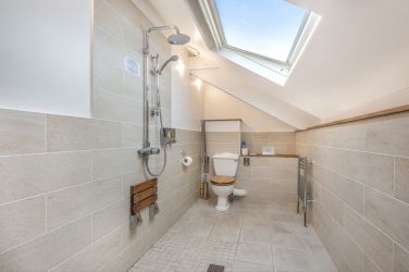 Barn, Upstairs, Tallet Wing - Rook bedroom (king) w/ ensuite wet room shower and toilet