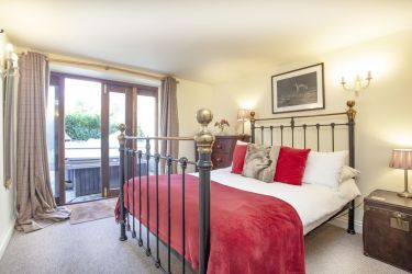 Barn, Downstairs, Tallet Wing - Fox bedroom (double) w/ ensuite shower and toilet