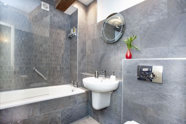 Barn, Downstairs, Long Barn Wing - shared bathroom