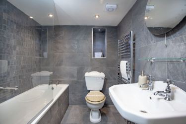 Barn, Downstairs, Tallet Wing - shared bathroom