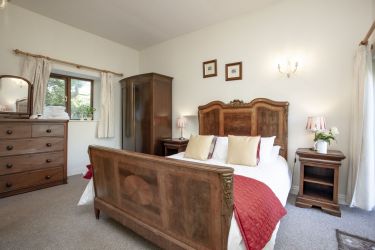 Barn, Downstairs, Long Barn Wing - Otter bedroom (king) w/ ensuite shower and toilet