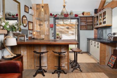 Kitchen & outside undercover dining