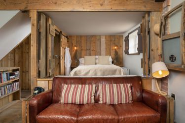 Ground Floor King size bed with White Company linen, robes and towels provided