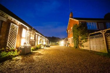 Countryside setting, close to Nantwich & several gastropubs. 30 minutes to Chester