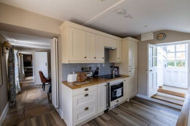 The fully fitted kitchen
