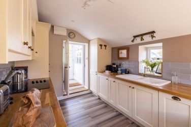 The fully fitted kitchen