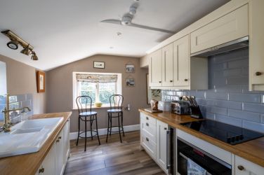 The fully fitted kitchen