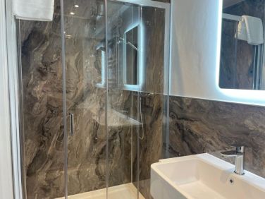 Master bedroom en-suite