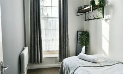 Lovely single bedroom with view of Church Street