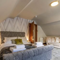 Zen Room , queen bed over looking mountains