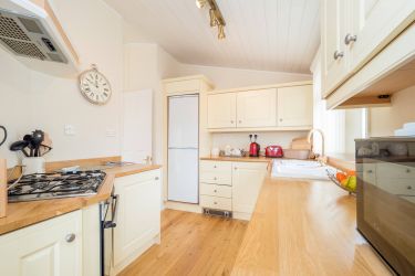 Well equipped kitchen with fridge/freezer, microwave, cooker, washing machine/dryer, microwave