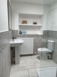 Shower room close to twin bedroom