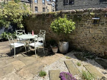 Weavers Rest, Skipton - Courtyard seating area for Weavers Rest