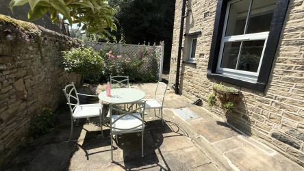 Weavers Rest, Skipton - Courtyard seating area for Weavers Rest