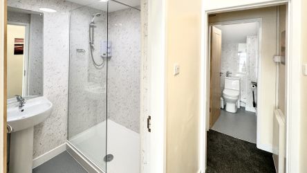 Curlew - Aberdovey Hillside Village - shower room & separate toilet with WHB