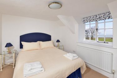 Middle bedroom - King bed