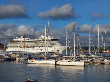 Cruise ship arriving