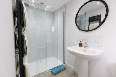 Leet bach Shower Room