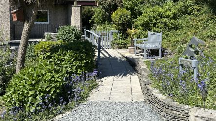 Otter - Aberdovey Hillside Village - approach to Otter along path and through terrace