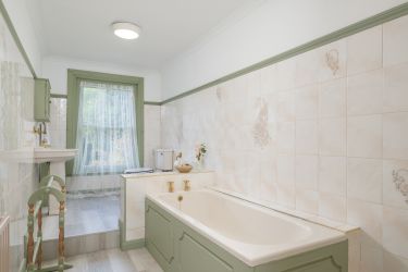 Family Bathroom (with shower)