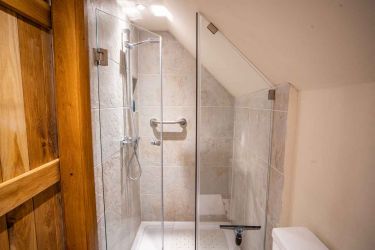 March Hare Cottage in Bretforton single room shower and toilet