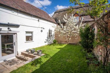 March Hare Cottage in Bretforton enclosed garden