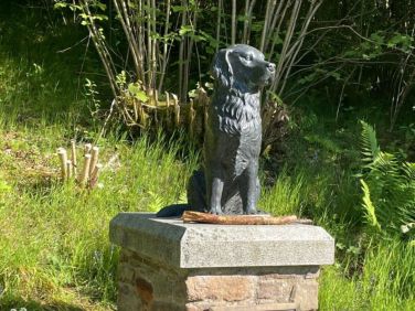 This life-size bronze statue honours the Golden Retriever, a breed originally first bred in Tomich