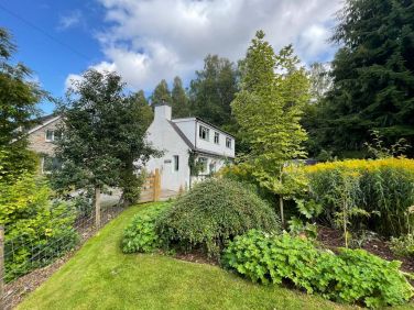 The drive features fruit trees; guests are invited to pick their harvest during the autumn.