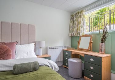 Larchside Apartment