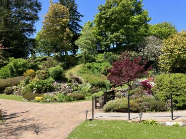 Easy accessible, handrail to assist. Beautiful gardens.
