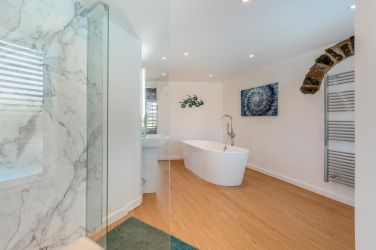 Main bathroom 1