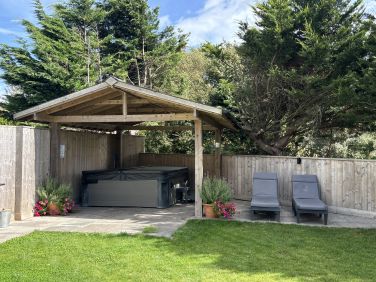 Outdoor hot tub