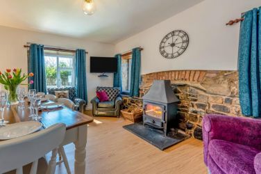 Log burner & smart TV in the dining room