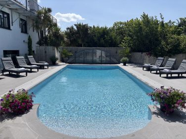 Gorgeous pool, comfortable sunloungers