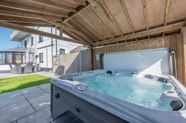 Bubble in the six man hot tub