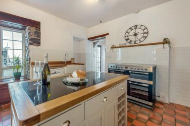 Fully equipped kitchen, nespresso machine, range cooker, 2 dishwashers, 3 fridges/freezer, microwave