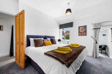 The Main Room - Super King size bed!